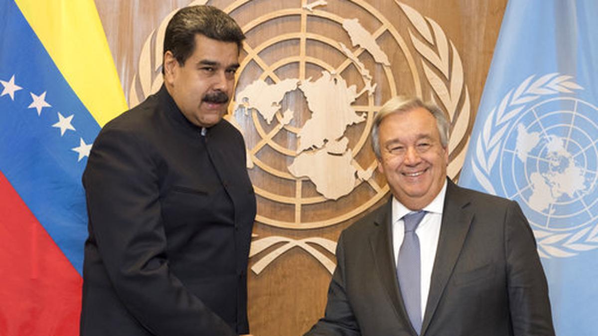 Venezuelan President Nicolás Maduro poses with UN Secretary General Antonio Guterres after the meeting held at the agency’s headquarters on September 27, 2018.