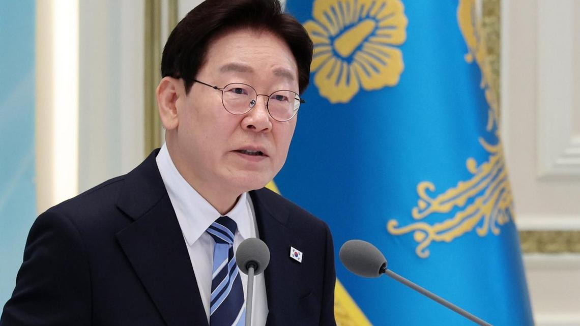 Lee hails S. Korean oil tanker exiting Red Sea 