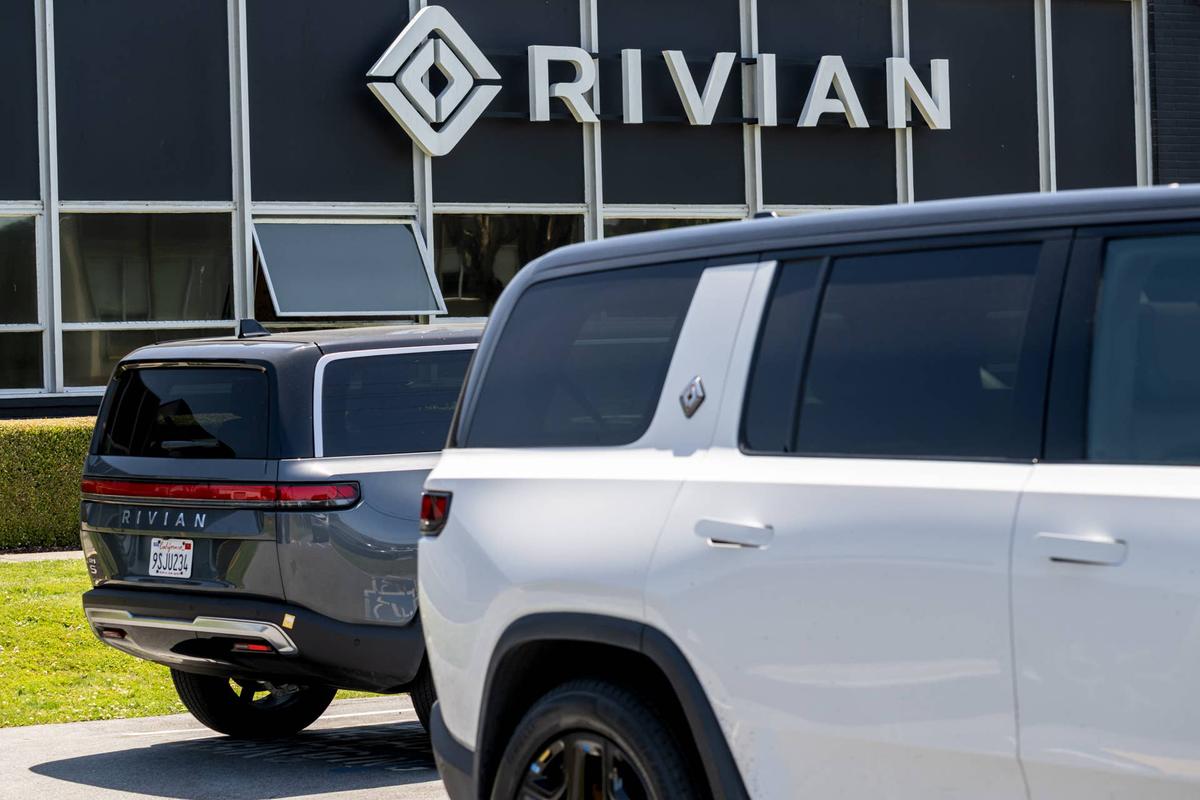  Rivian R1S models