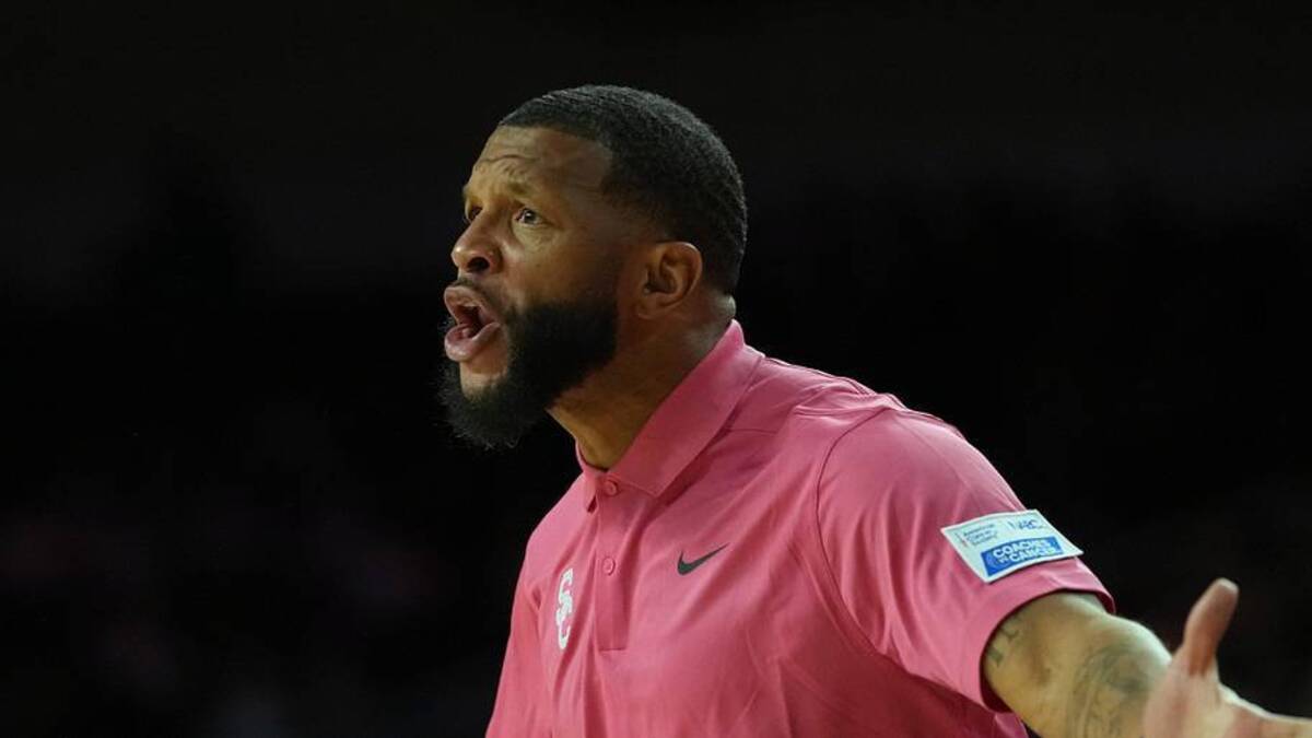  Jan 21, 2026; Los Angeles, California, USA; Southern California Trojans assistant coach Will Conroy reacts against the Northwestern Wildcats in the second half at Galen Center. | Kirby Lee-Imagn Images 