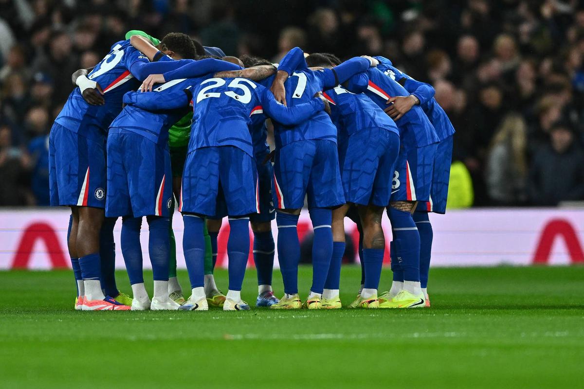  The Chelsea players during the Premier League match against Tottenham Hotspur at Tottenham Hotspur Stadium on November 1, 2025, in London, England. Photo by Vince Mignott/MB Media/Getty Images
