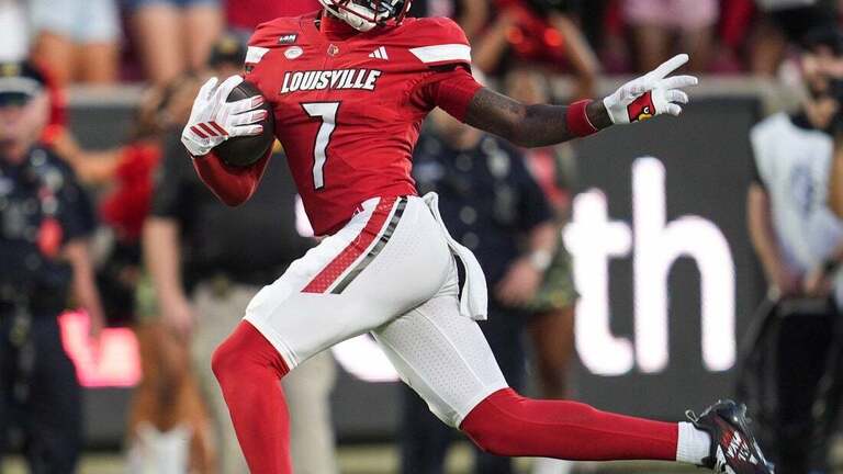 Lincoln Kienholz (4 TDs) leads No. 24 Louisville in rout of Villanova 