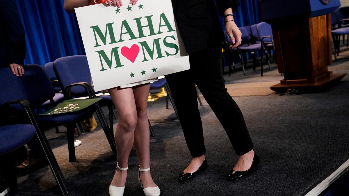 FILE PHOTO: An attendee holds a Make America Healthy Again (MAHA) Moms sign at the end of a press conference announcing of the U.S. Food and Drug Administration's (FDA) intent to phase out the use of petroleum-based synthetic dyes in the nation's food supply, at the Department of Health and Human Services in Washington, D.C., U.S., April 22, 2025. REUTERS/Elizabeth Frantz/File Photo
