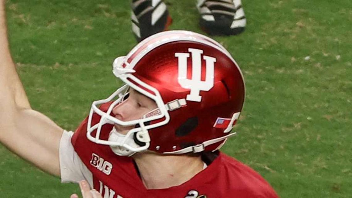  Jan 19, 2026; Miami Gardens, FL, USA; Indiana Hoosiers quarterback Fernando Mendoza (15) passes the ball against the Miami Hurricanes in the third quarter during the College Football Playoff National Championship game at Hard Rock Stadium. Mandatory Credit: Kim Klement Neitzel-Imagn Images | Kim Klement Neitzel-Imagn Images 