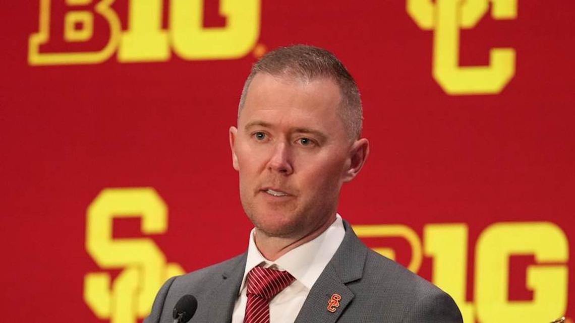  Jul 24, 2025; Las Vegas, NV, USA; USC head coach Lincoln Riley speaks to the media during the Big Ten NCAA college football media days at Mandalay Bay Resort. Mandatory Credit: Lucas Peltier-Imagn Images | Lucas Peltier-Imagn Images 