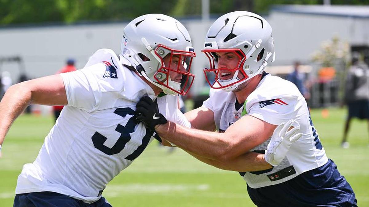  Jun 2, 2026; Foxborough, MA, USA; New England Patriots tight end Hunter Henry (85) does a drill with tight end Jack Westover (37) during the team's OTA at Gillette Stadium. Mandatory Credit: Eric Canha-Imagn Images | Eric Canha-Imagn Images 