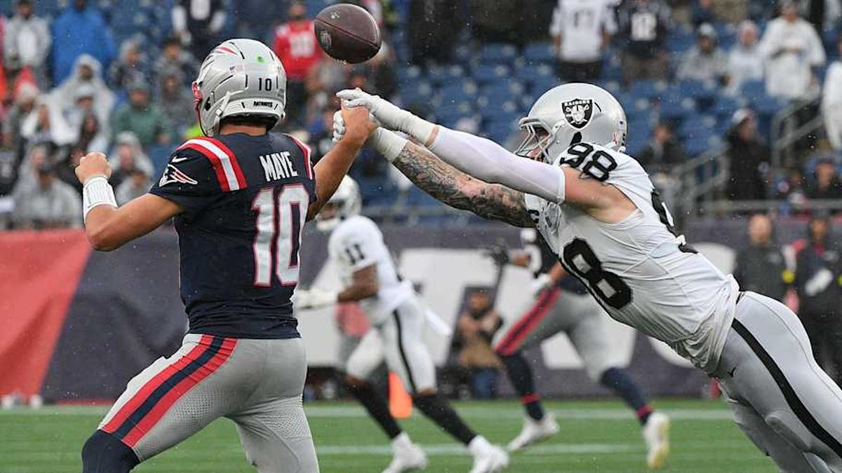  Sep 7, 2025; Foxborough, Massachusetts, USA; Las Vegas Raiders defensive end Maxx Crosby (98) pressures New England Patriots quarterback Drake Maye (10) during the second half at Gillette Stadium. Mandatory Credit: Bob DeChiara-Imagn Images | Bob DeChiara-Imagn Images 