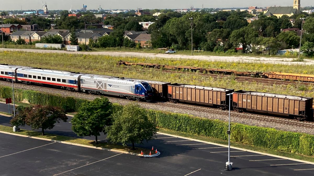 Un tren de pasajeros de Amtrak y un tren de carga se dirigen hacia el norte hacia el centro de Chicago el miércoles 14 de septiembre de 2022 en Chicago. Funcionarios comerciales y gubernamentales se están preparando para una posible huelga ferroviaria nacional a fines de esta semana mientras continúan las conversaciones entre los ferrocarriles de carga más grandes de EEUU y sus sindicatos.