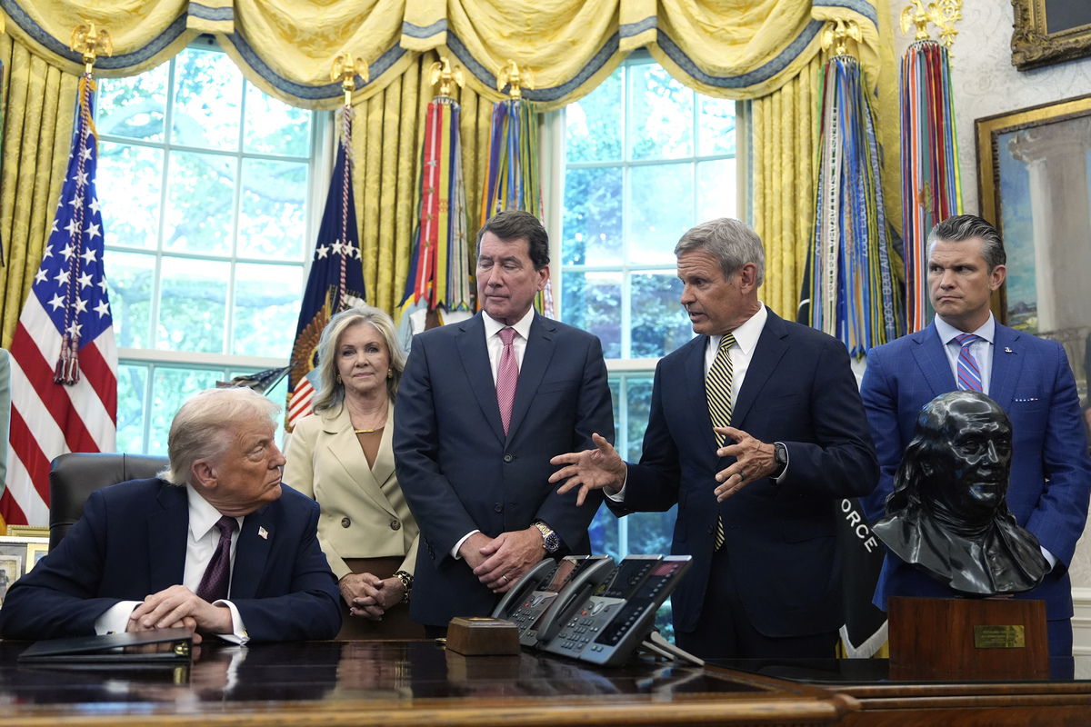  Tennessee Gov. Bill Lee speaks as President Donald Trump, from left, Senator Marsha Blackburn, R-Tenn., and Sen. Bill Hagerty, R-Tenn., and Defense Secretary Pete Hegseth listen in the Oval Office of the White House, Monday, September 15, 2025, in Washington. (AP Photo/Alex Brandon) 