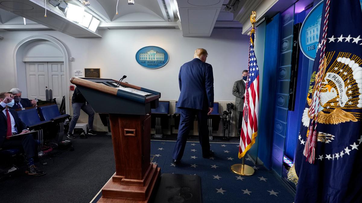 El presidente Donald Trump se aleja del podio tras dar declaraciones el jueves, 5 de noviembre de 2020, en la Sala de Prensa de la Casa Blanca, en Washington D.C. 