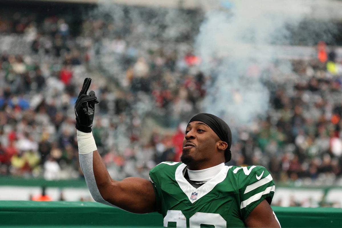  Nov 30, 2025; East Rutherford, New Jersey, USA; New York Jets running back Breece Hall (20) takes the field before the game against the Atlanta Falcons at MetLife Stadium. Mandatory Credit: Vincent Carchietta-Imagn Images 