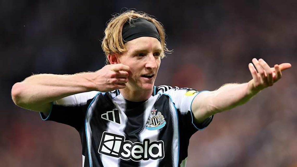  Anthony Gordon is in Liverpool's sights. | Robbie Jay Barratt/AMA/Getty Images 