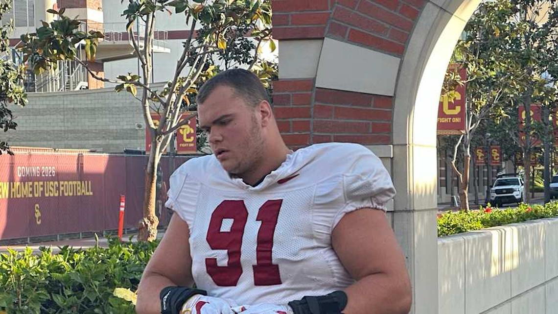  USC Trojans redshirt senior defensive lineman Alex VanSumeren | USC Trojans on SI 