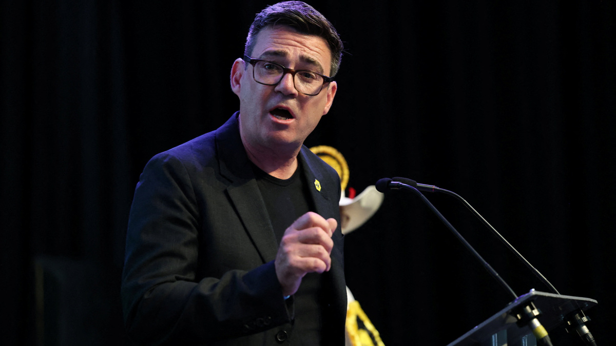 Newly elected Makerfield MP Andy Burnham of Britain's Labour Party speaks following his victory in the Makerfield by-election, triggered by the resignation of Labour MP John Simons, at the The Edge Wigan in Wigan, Britain, June 19, 2026. REUTERS/Temilade Adelaja