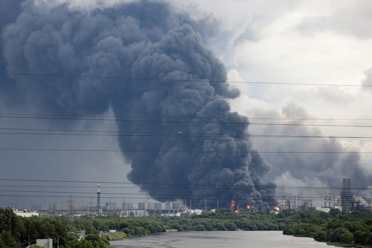 Thick plumes of smoke with flames rise from an oil refinery following a Ukrainian drone attack in the course of Russia-Ukraine conflict, in Moscow, Russia, June 18, 2026, in this picture obtained from social media. SOCIAL MEDIA/via REUTERS