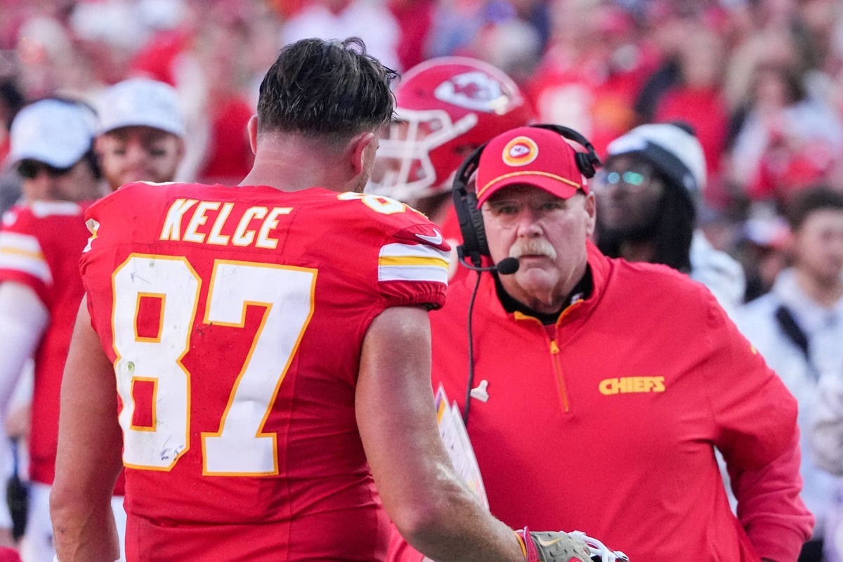  Nov 10, 2024; Kansas City, Missouri, USA; Kansas City Chiefs tight end Travis Kelce (87) talks with head coach Andy Reid against the Denver Broncos during the second half at GEHA Field at Arrowhead Stadium. Mandatory Credit: Denny Medley-Imagn Images 
