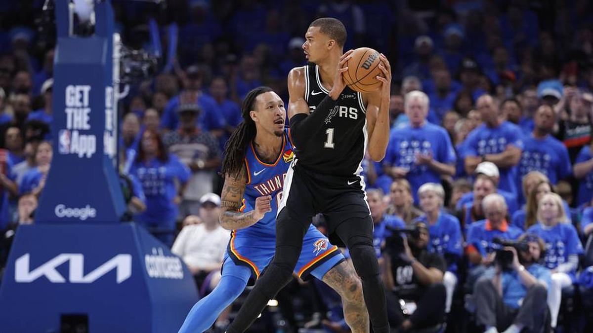 Spurs forward Victor Wembanyama controls the ball against Thunder forward Jaylin Williams in Game 7 of the Western Conference finals. | Alonzo Adams-Imagn Images 