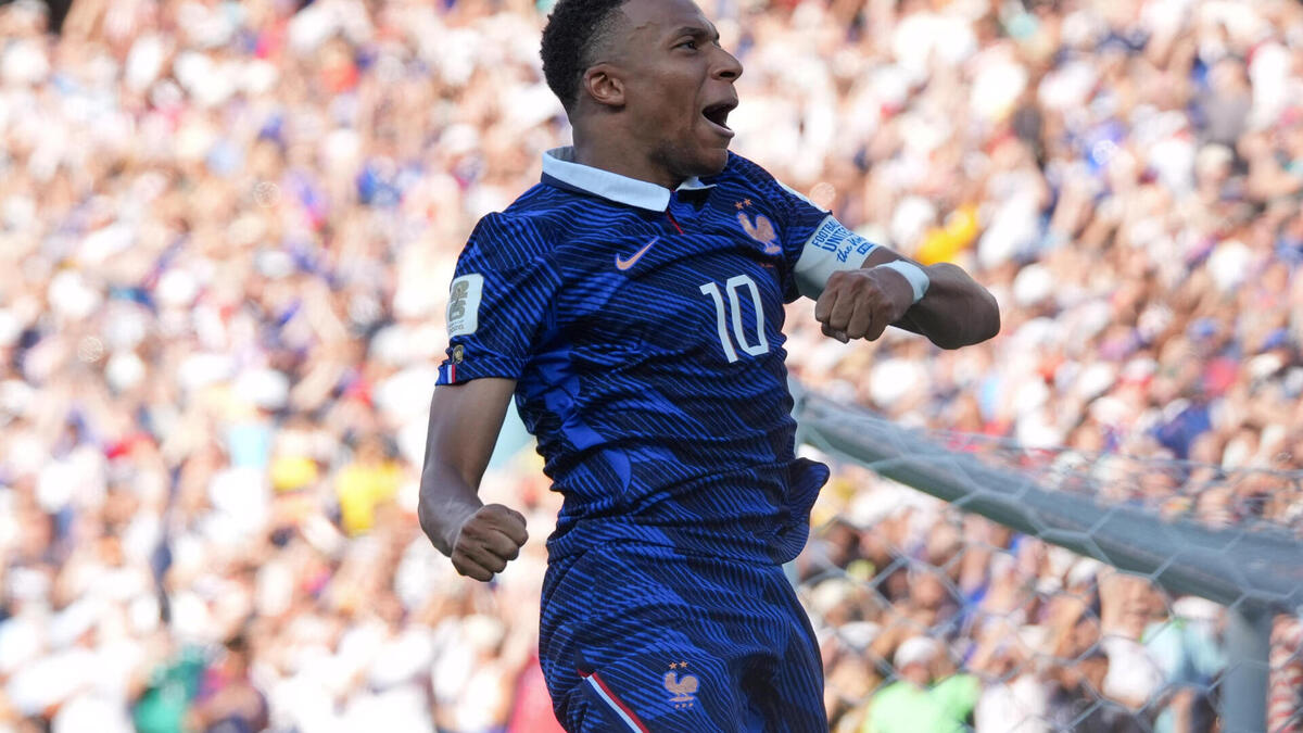 Kylian Mbappé alargó este sábado en Filadelfia la sombra de su historia en el Mundial al anotar su séptimo gol con un valor significativo: clasificó a Francia a cuartos de final a expensas de Paraguay, y ahora con 19 sigue a la sombra de Lionel Messi, el máximo anotador en estos torneos. EFE/ÁNGEL COLMENARES