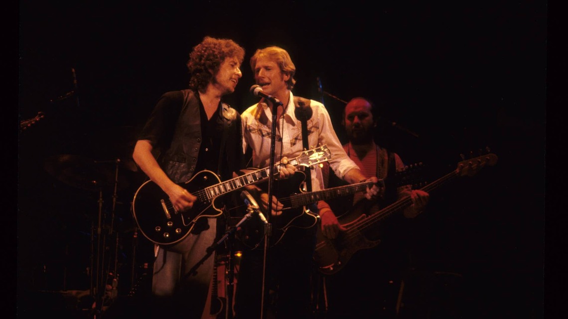 1976 Folk Rock Song, Written by Bob Dylan, Became a Breakup Favorite 