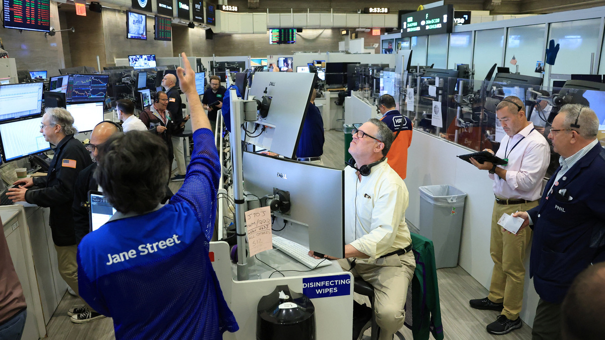 Futures-options traders work on the floor at the New York Stock Exchange's NYSE American (AMEX) in New York City, U.S. June 24, 2026.  REUTERS/Brendan McDermid