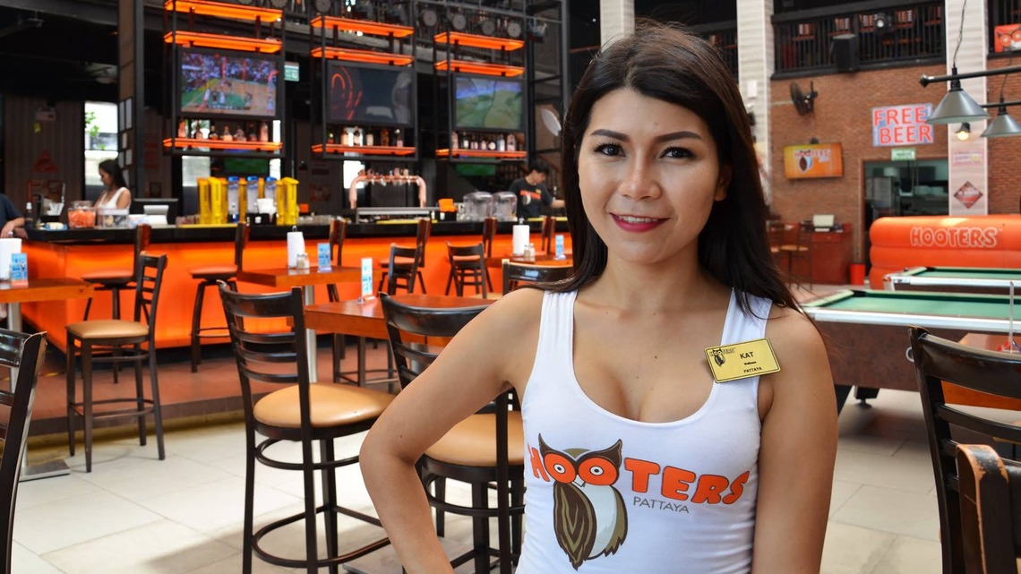 Why Twin Peaks is winning while Hooters falls behind 