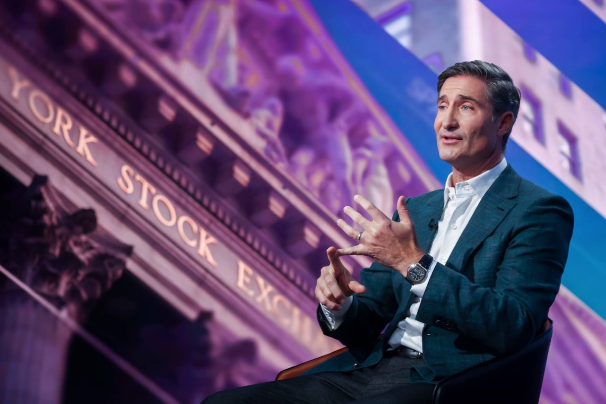  Brian Niccol, CEO of Starbucks aims to revamp business operations 