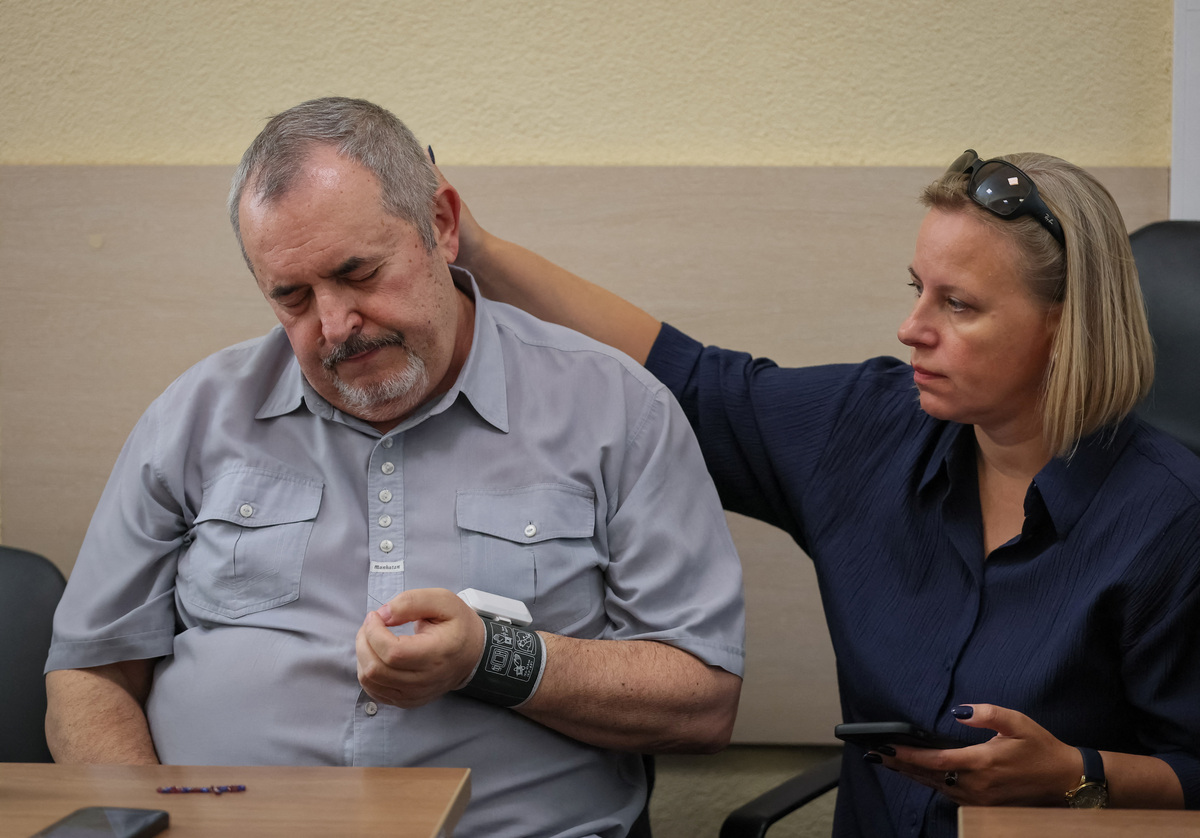 Boris Nadezhdin, an anti-war Russian politician, checks blood pressure next to his wife Natalia, as he takes part in a court hearing in Dolgoprudny, Moscow region, Russia July 17, 2026.  REUTERS/Anastasia Barashkova