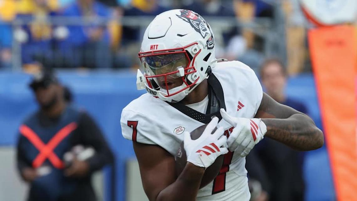  Oct 25, 2025; Pittsburgh, Pennsylvania, USA; North Carolina State Wolfpack tight end Justin Joly (7) catches the ball for a touchdown against the Pittsburgh Panthers during the first quarter at Acrisure Stadium. Mandatory Credit: Charles LeClaire-Imagn Images | Charles LeClaire-Imagn Images 