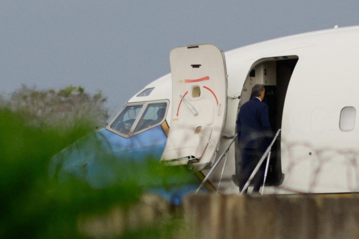 CIA Director John Ratcliffe boards a U.S. government plane after a delegation met with his counterpart at Cuba's Interior Ministry in Havana on Thursday, at Jose Marti International Airport in Havana, Cuba, May 14, 2026. REUTERS/Norlys Perez