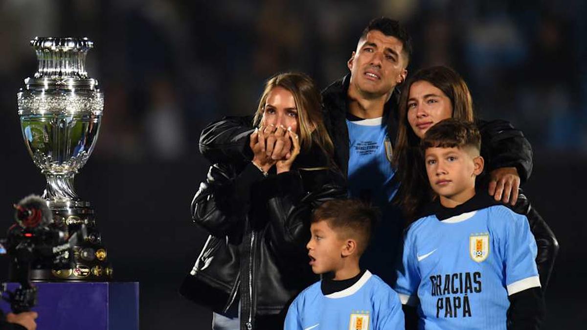  Suárez had an emotional farewell during his last game with Uruguay in 2024. | DANTE FERNANDEZ/AFP via Getty Images 