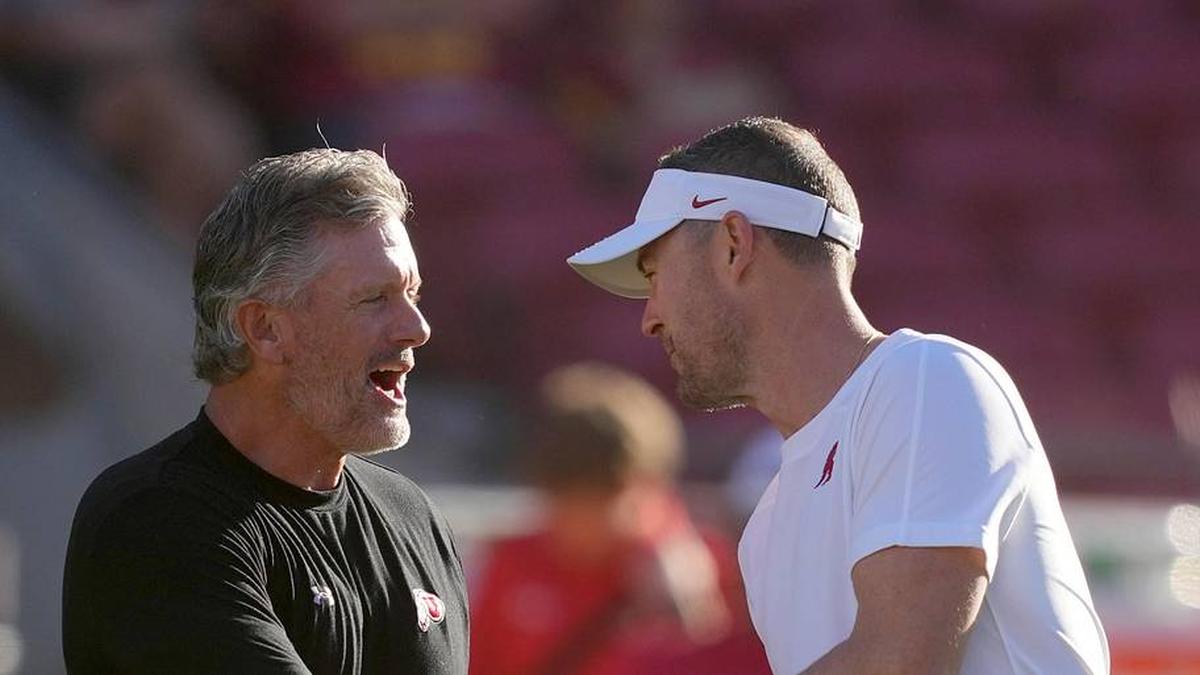  Oct 21, 2023; Los Angeles, California, USA; Utah Utes head coach Kyle Whittingham (left) and Southern California Trojans head coach Lincoln Riley shake hands during the game at United Airlines Field at Los Angeles Memorial Coliseum. Mandatory Credit: Kirby Lee-Imagn Images | Kirby Lee-Imagn Images 