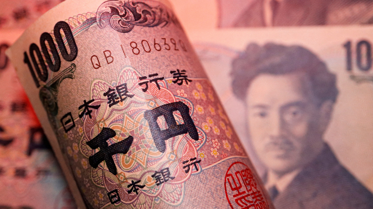 Banknotes of Japanese yen are seen in this illustration picture taken September 22, 2022. REUTERS/Florence Lo/Illustration