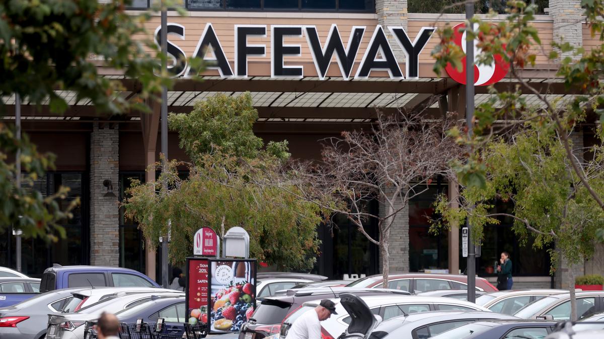 People shop at the Safeway grocery store on Broadway in Oakland, Calif., on Sunday, July 27, 2025. The store closed just before midnight due to possible strikes that would occur after that time. (Jane Tyska/Bay Area News Group)