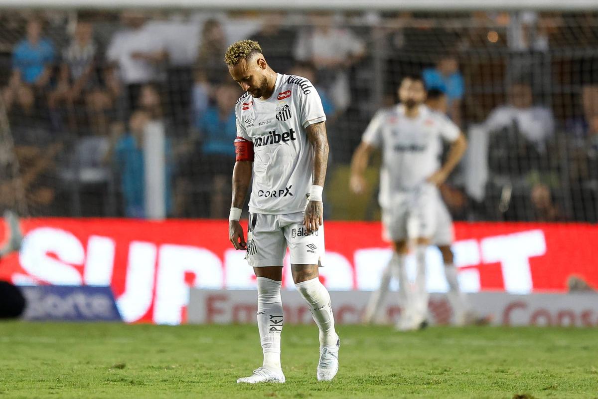  Neymar reacts during a match between Santos and Fluminense as part of Brasileirao 2026. Photo by Miguel Schincariol/Getty Images