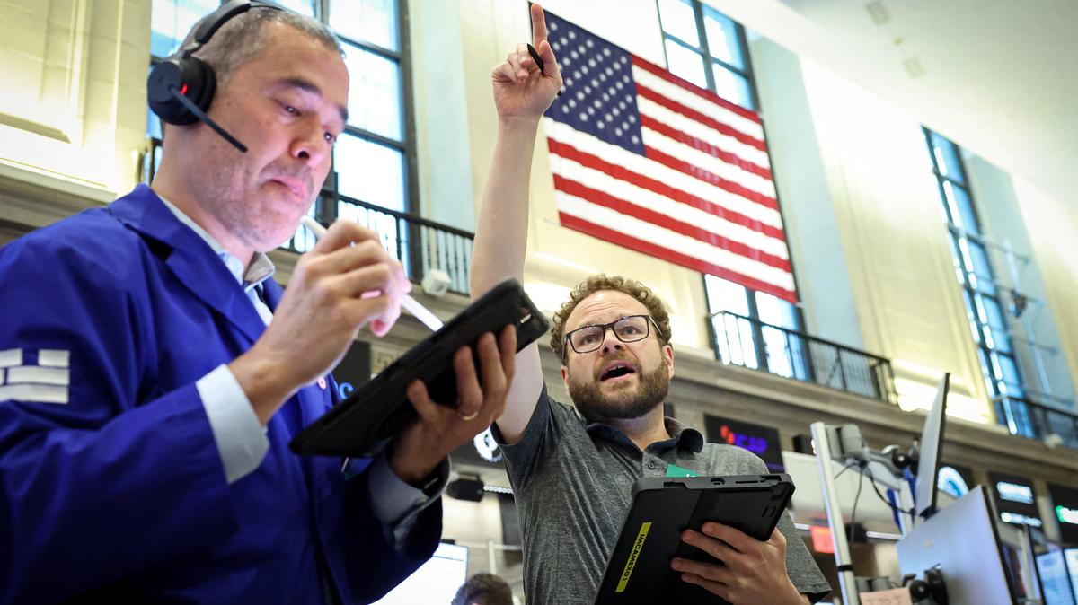 FILE PHOTO: Futures-options traders work on the floor at the New York Stock Exchange's NYSE American (AMEX) in New York City, U.S., June 1, 2026.  REUTERS/Brendan McDermid/ File Photo
