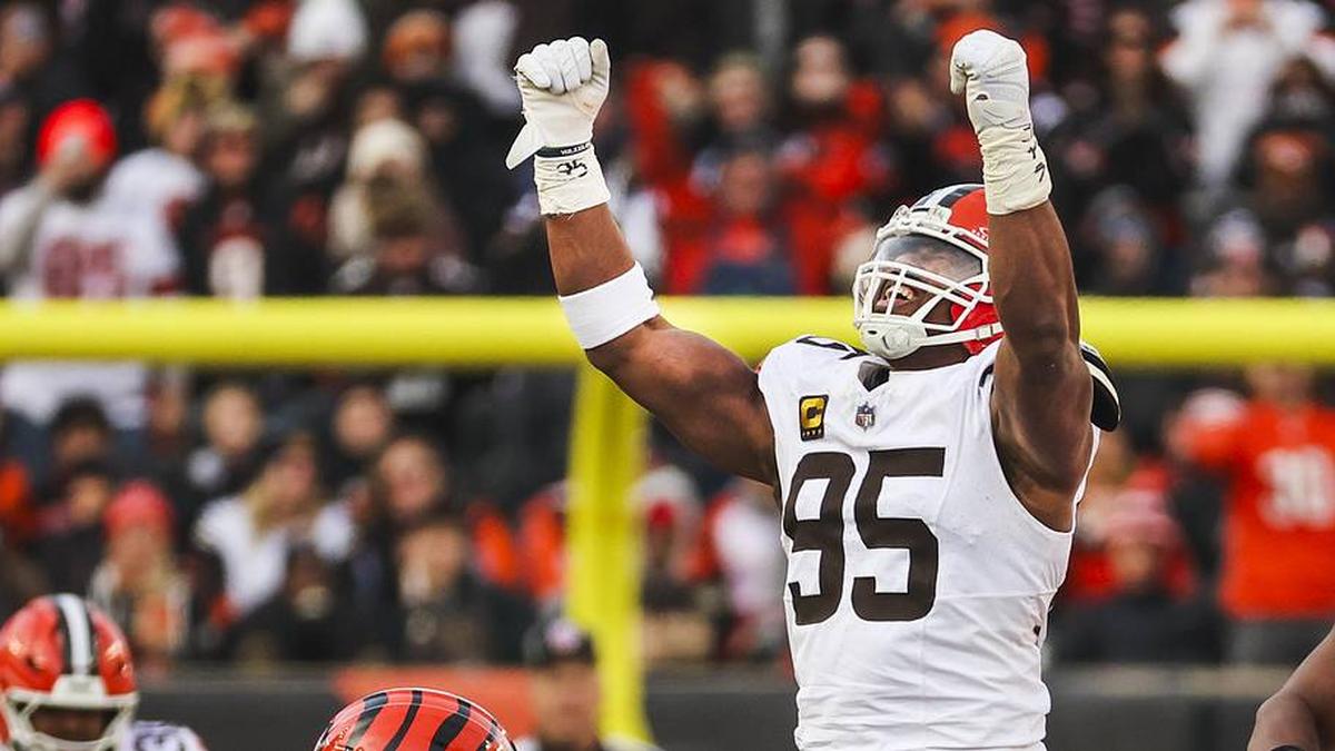  Jan 4, 2026; Cincinnati, Ohio, USA; Cleveland Browns defensive end Myles Garrett (95) celebrates following a sack against the Cincinnati Bengals during the fourth quarter at Paycor Stadium. The play set a new NFL single season sack record by Garrett. Mandatory Credit: Joseph Maiorana-Imagn Images | Joseph Maiorana-Imagn Images 