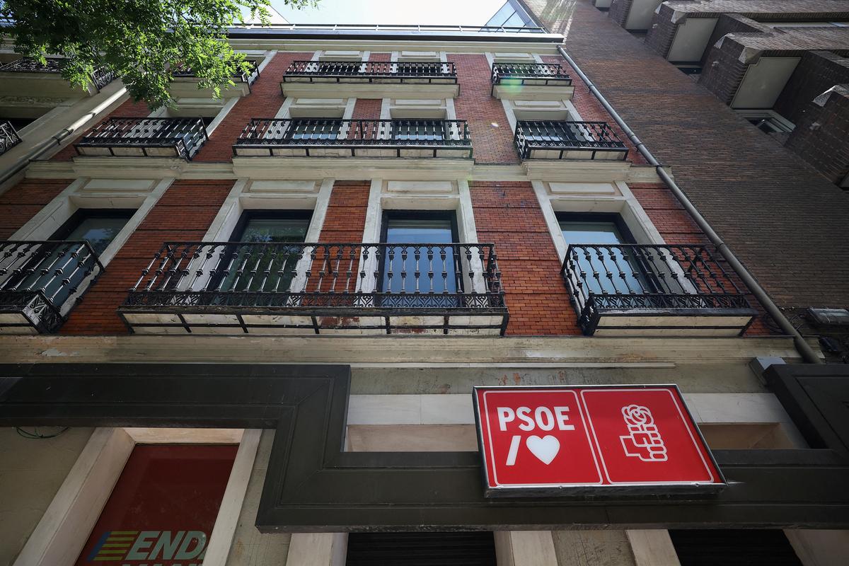 FILE PHOTO: A general view of the Socialist Party headquarters, as Spanish police carry out a search inside as part of a graft case involving senior party members, in Madrid, Spain, June 20, 2025. REUTERS/Albert Gea/File Photo