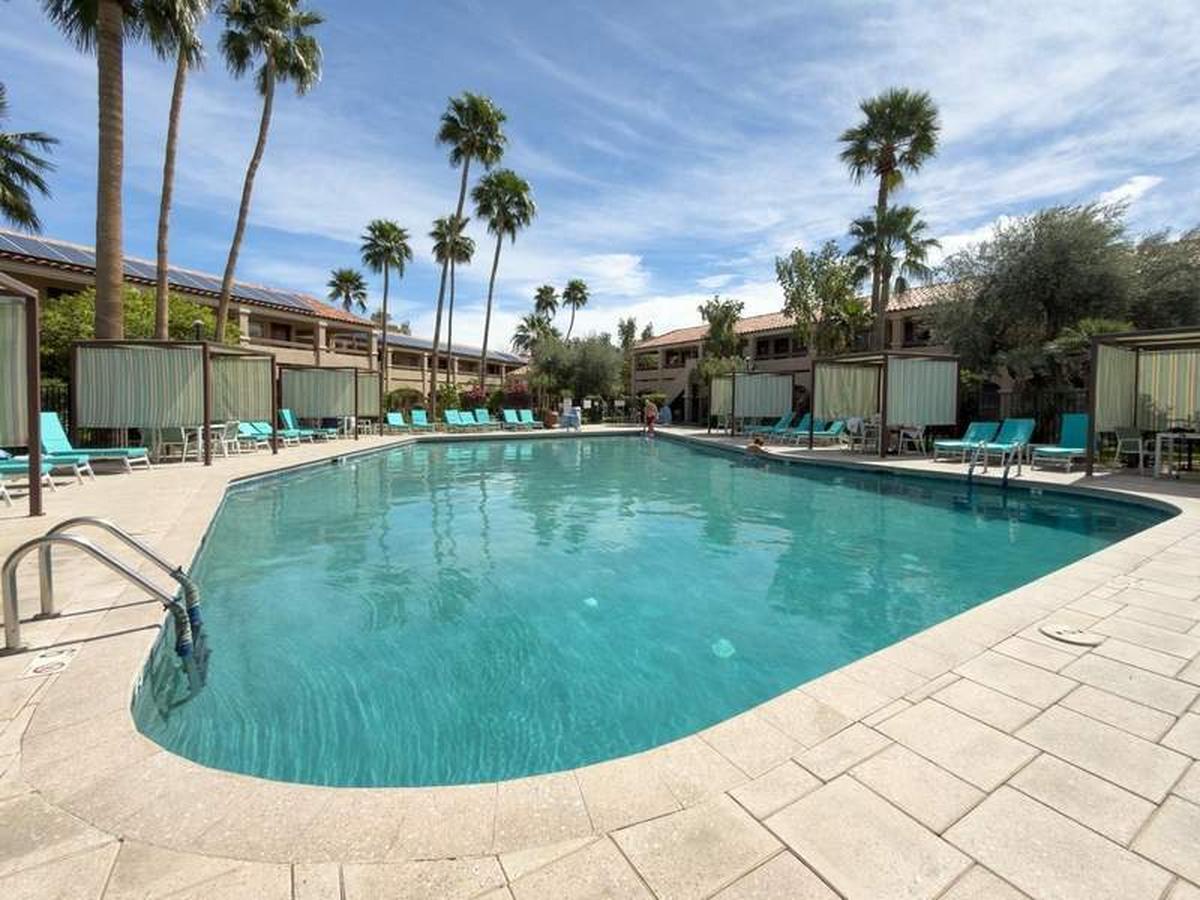  La Fuente Inn & Suites offers a large pool and a convenient base for a Yuma weekend. Photo credit: Julie Diebolt Price 
