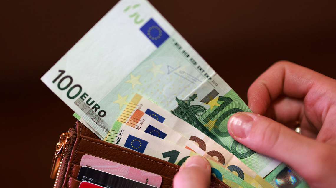 Euro dips on French turmoil, US dollar lifted as stocks rebound 