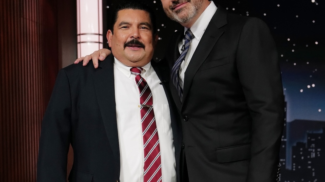 Guillermo Rodríguez, compañero de Jimmy Kimmel, celebra el regreso al talk show