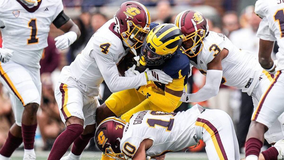  Michigan wide receiver Donaven McCulley (1) makes a catch against Central Michigan defensive back Jaion Jackson (4), defensive back Brenden Deasfernandes (3) and defensive back Elijah Gordon (10) during the first half at Michigan Stadium in Ann Arbor on Saturday, Sept. 13, 2025. | Junfu Han / USA TODAY NETWORK via Imagn Images 