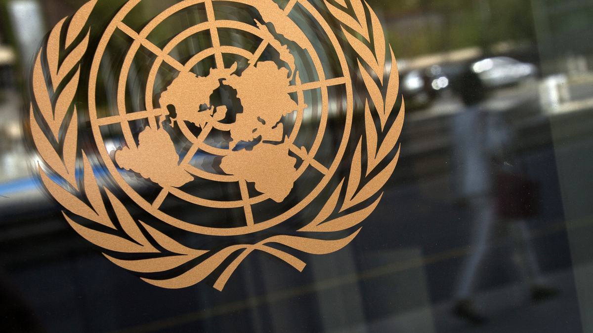 The logo of the United Nations is seen on the outside of their headquarters in New York, September 15, 2013. A report by U.N. chemical weapons experts will likely confirm that poison gas was used in an August 21 attack on Damascus suburbs that killed hundreds of people, U.N. Secretary-General Ban Ki-moon said on Friday.       REUTERS/Carlo Allegri  (UNITED STATES - Tags: POLITICS)