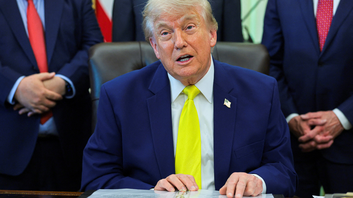 U.S. President Donald Trump delivers remarks to reporters in the Oval Office at the White House in Washington, D.C., U.S., June 4, 2026. REUTERS/Jonathan Ernst