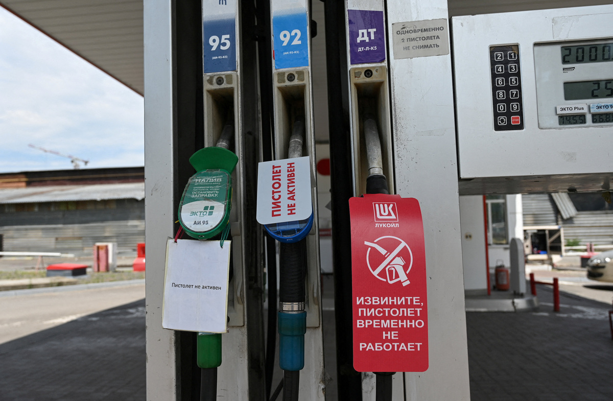 FILE PHOTO: Signs inform of non-working fuel pump nozzles at a petrol station, as according to local officials some regional filling stations face gasoline shortages due to production cuts at major refineries, amid the Russia-Ukraine conflict in Rostov-on-Don, Russia, June 23, 2026. REUTERS/Sergey Pivovarov/File Photo