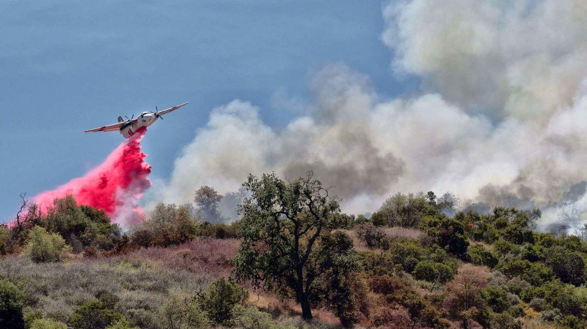 Firefighting aircraft battle the Sandy fire in Simi Valley, California, on May 18, 2026. (Hans Gutknecht/Los Angeles Daily News/TNS)