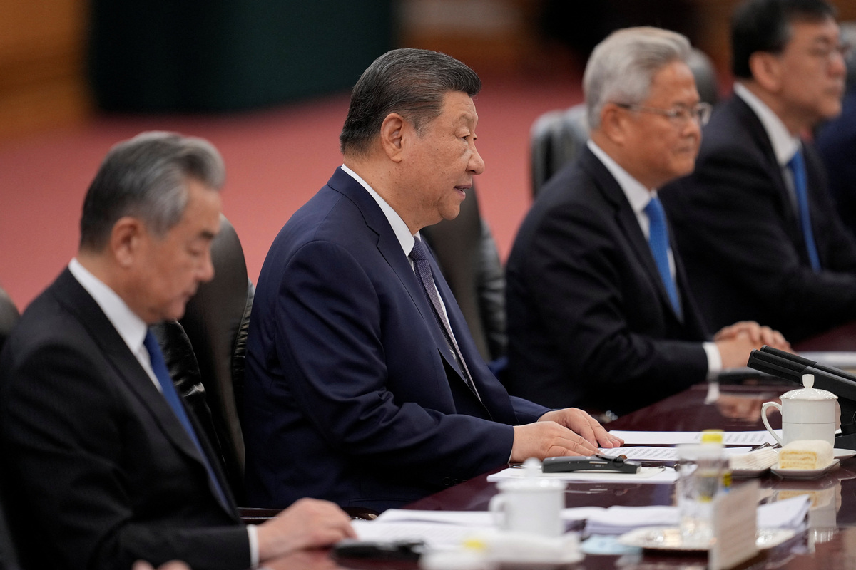 帕姆兰与习近平在北京人民大会堂会见(路透资料图)