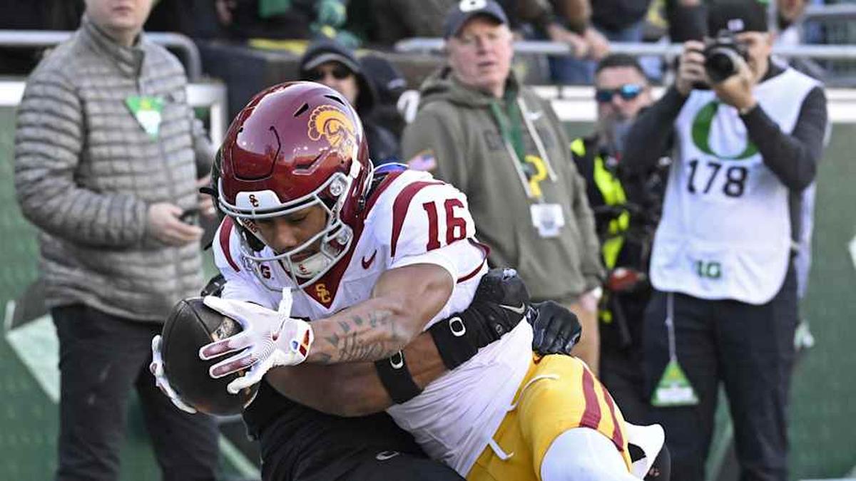  Nov 22, 2025; Eugene, Oregon, USA;Southern California Trojans wide receiver Tanook Hines (16) catches a pass for a touchdown during the game against the Oregon Ducks during the first half at Autzen Stadium. Mandatory Credit: Troy Wayrynen-Imagn Images | Troy Wayrynen-Imagn Images 