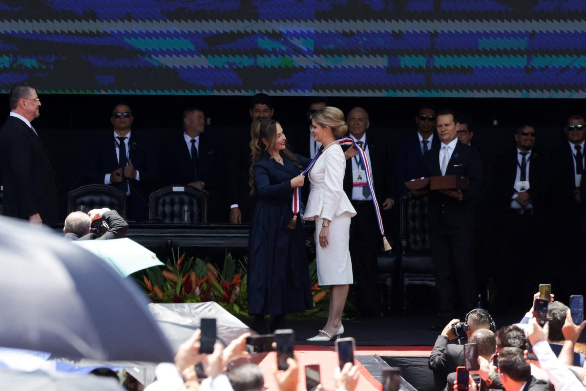 Costa Rica's newly elected President Laura Fernandez receives the presidential sash from Legislative Assembly President Yara Jimenez during her inauguration ceremony at the Estadio Nacional in San Jose, Costa Rica, May 8, 2026. REUTERS/Mayela Lopez