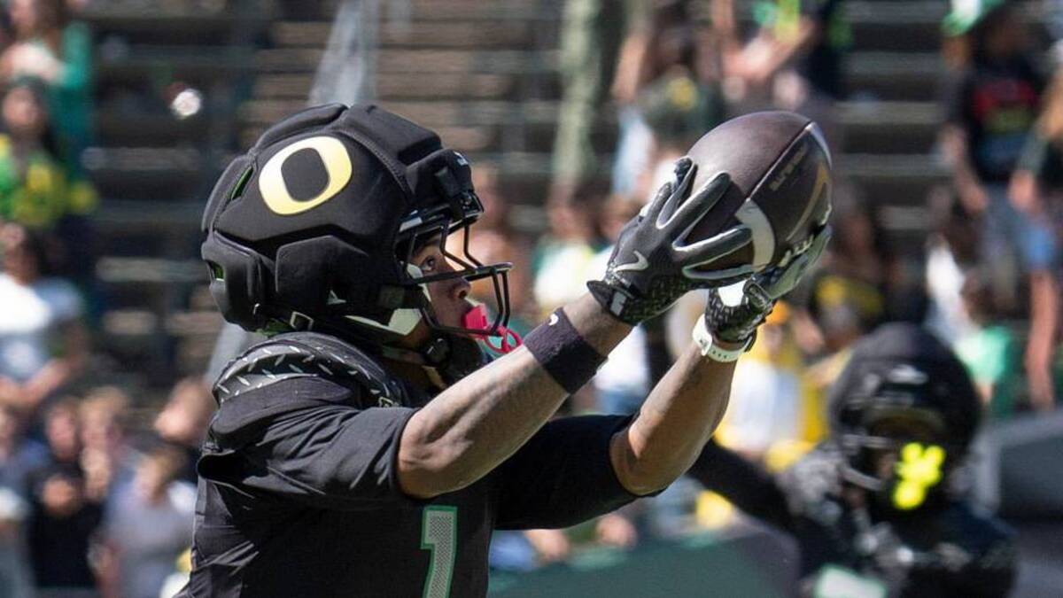  Oregon's Dakorien Moore pulls in a reception on the way to a fourth-quarter touchdown at the Oregon Spring Game in Autzen Stadium in Eugene April 25, 2026 | Chris Pietsch/The Register-Guard / USA TODAY NETWORK via Imagn Images 