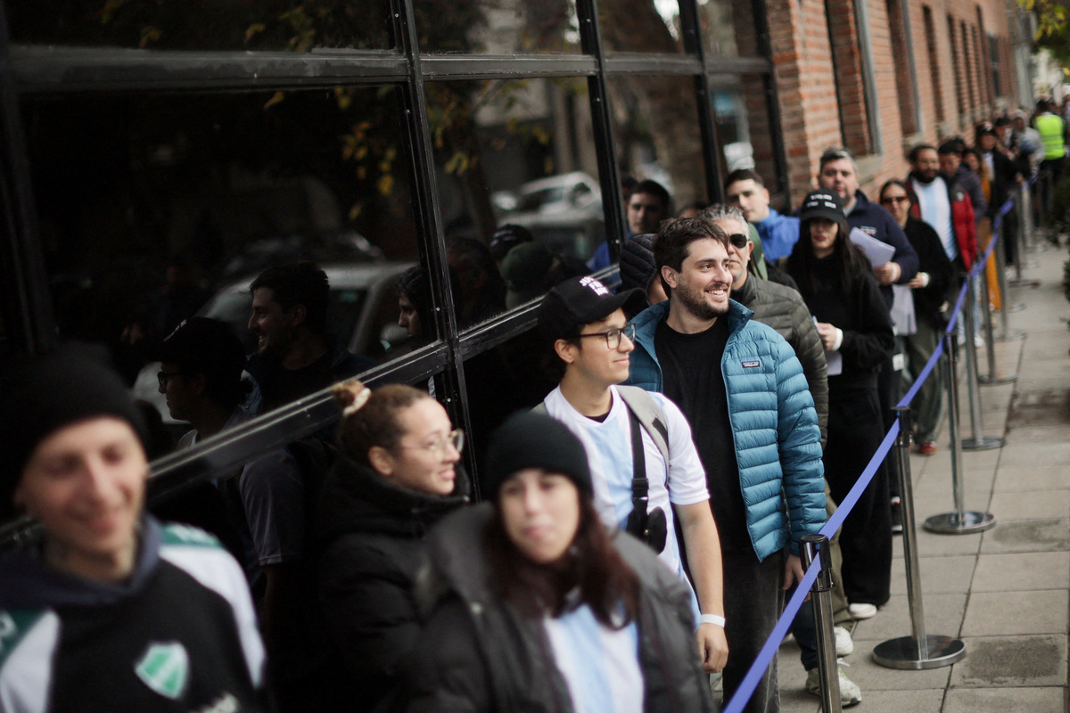 FILE PHOTO: People line up to show their U.S. visa denial to receive free television sets during a promotion by television manufacturer Noblex for people unable to travel to the World Cup due to visa rejections, in Buenos Aires, Argentina, June 10, 2026. REUTERS/ Tomas Cuesta/File Photo